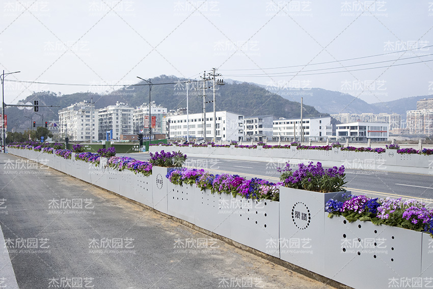 道路花箱護(hù)欄廠家靠譜嗎？